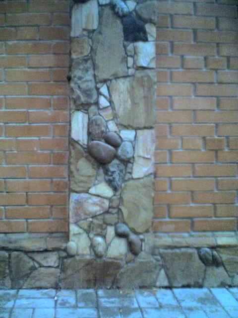 Облицовка из двух видов песчаника и булыжника фото 13-04-07_1008.jpg.jpg
